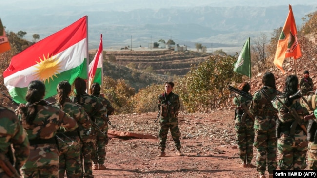 İraqın şimalında İran separatçı Kürdüstan Azadlıq Partiyası ilə əlaqəli qadın kürd peşmərgə döyüşçüləri.